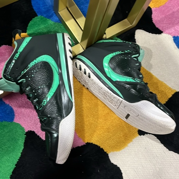 Gently used air Jordan for men size 8 bought it from Nike New York in 2014 - Picture 3 of 7